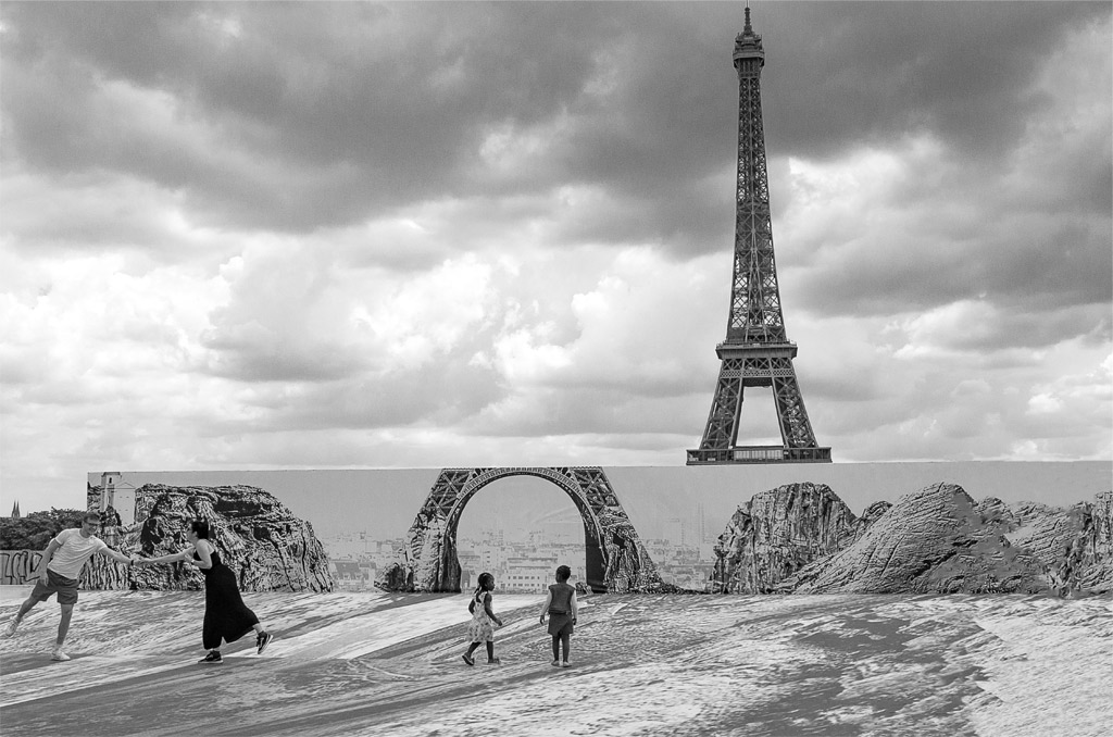 Tour étrange d'Eiffel - CCAS.fr