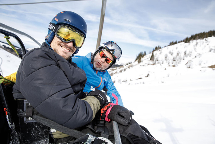 Début mars, les bénéficiaires en séjour Pluriel au centre des Saisies (Savoie) ont skié avec d'autres vacanciers en situation de handicap accompagnés par les bénévoles. ©Philippe Marini/CCAS