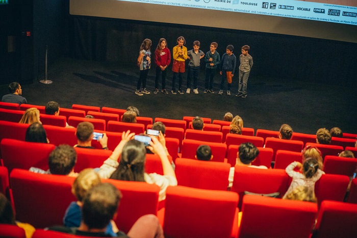 Le 16 mars 2024, les enfants de la colo régionale Ciné et Multimédia de Ramondens (Tarn) et leur famille ont investi le festival Cinélatino pour présenter le film réalisé durant leur colo. ©Sébastien Le Clézio/CCAS